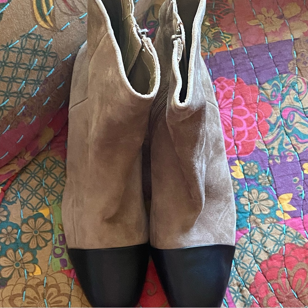 Steve Madden Tan and Black Ankle Booties
NWOB